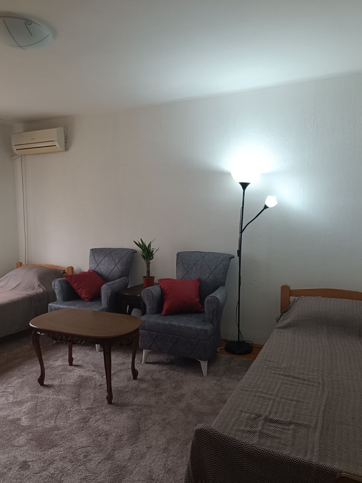 Izdajem renoviran 1.0 stan u Paviljonima, 35 m2